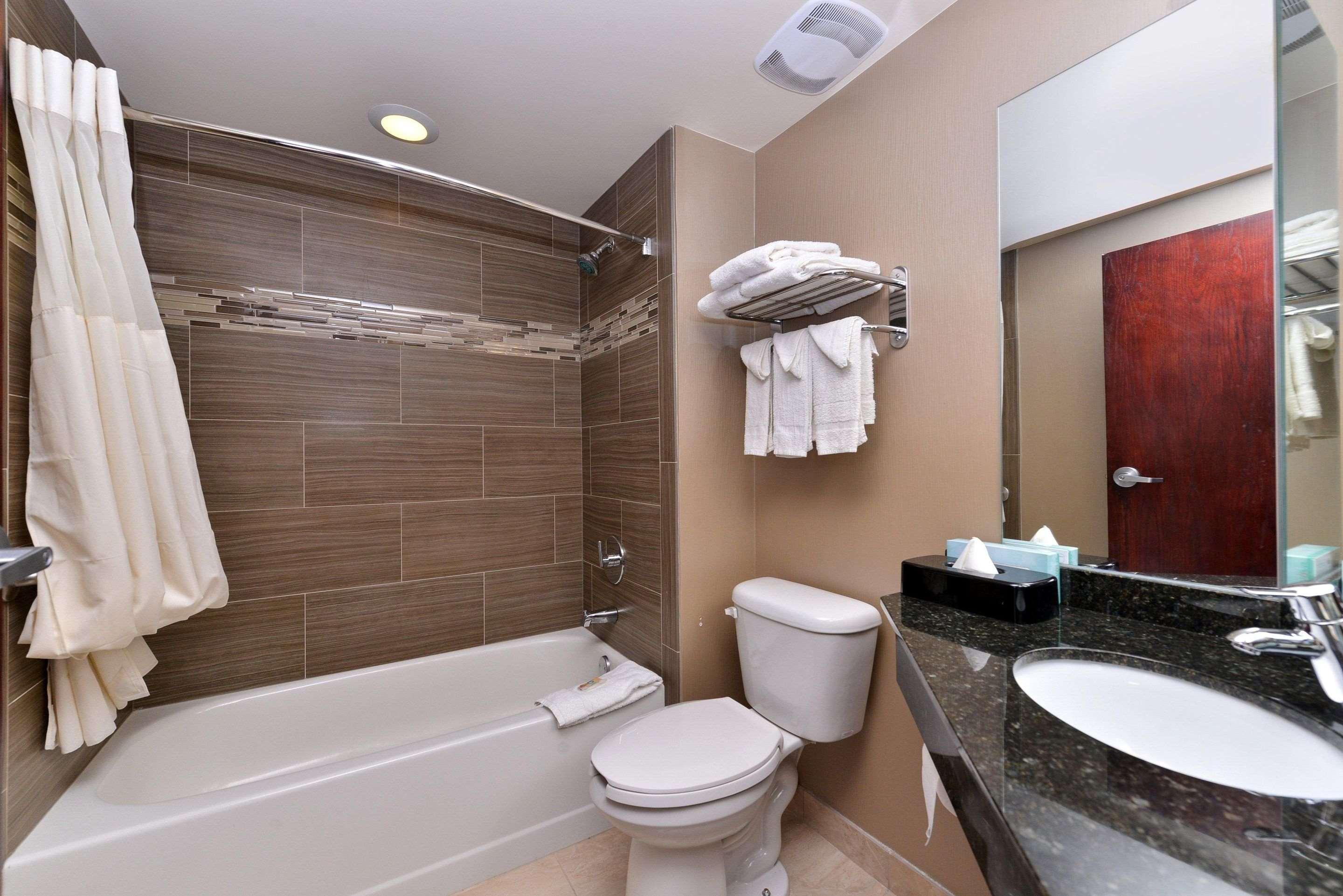 Hotel Quality & Near I-57 2*